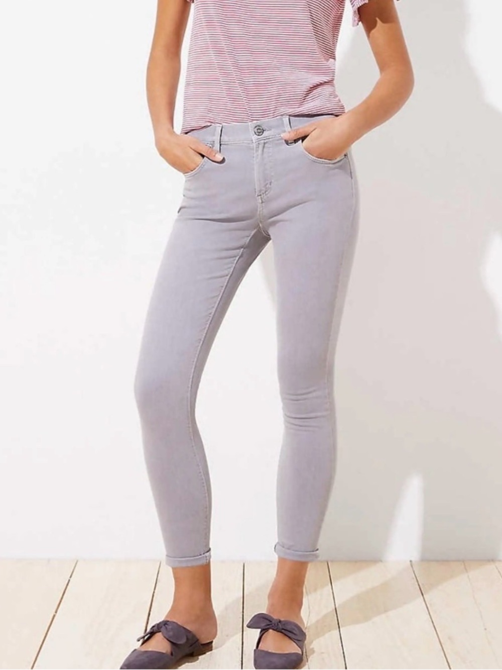 👟Loft light gray curvy skinny crop jeans. Size 28/6.